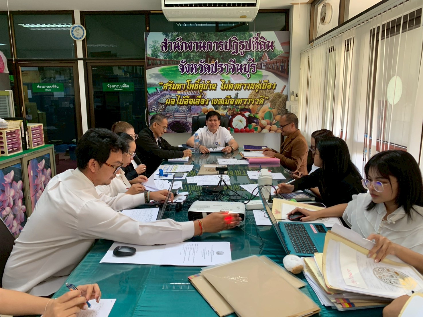 title - วันพุธที่ 18 มีนาคม 2569 เวลา 09.30 น. นายวิทูล ประดิษฐบุญ ปฏิรูปที่ดินจังหวัดปราจีนบุรี  พร้อมด้วยผู้อำนวยการกลุ่มงานช่างและแผนที่ ผู้อำนวยการกลุ่มกฎหมาย  ผู้อำนวยการกลุ่มการเงินบัญชีและจัดเก็บผลประโยชน์  ผู้อำนวยการกลุ่มยุทธศาสตร์และการปฏิรูปที่ดินและเจ้าหน้าที่ส.ป.ก.ปราจีนบุรี ที่เกี่ยวข้องจัดการประชุมคณะทำงานตรวจสอบคุณสมบัติผู้ยื่นคำขอเข้าทำประโยชน์ในเขตปฏิรูปที่ดินจังหวัดปราจีนบุรีครั้งที่ 7/2569 ณ ห้องประชุมสำนักงานการปฏิรูปที่ดินจังหวัดปราจีนบุรี